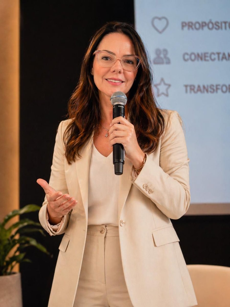 Aline palestrando sobre saúde emocional e o Método ESCUTA